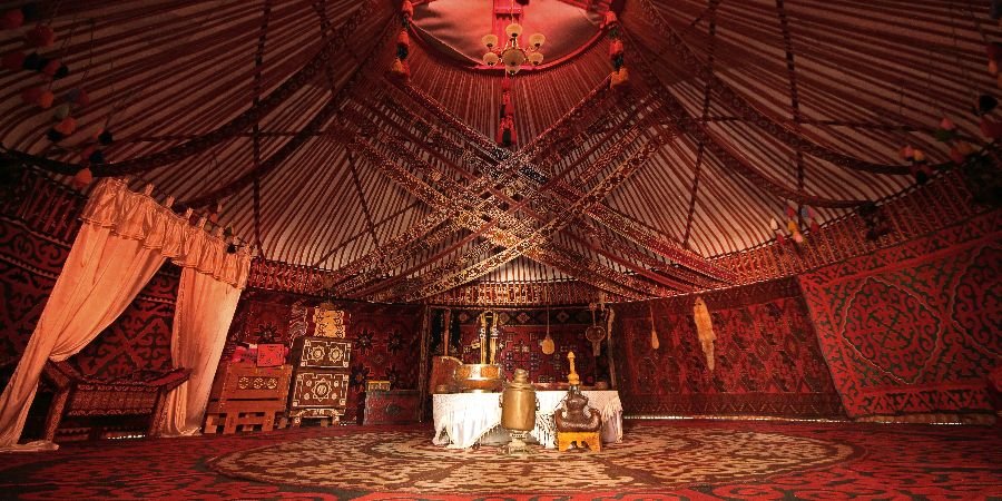 Interno di una tenda di nomadi kazaki